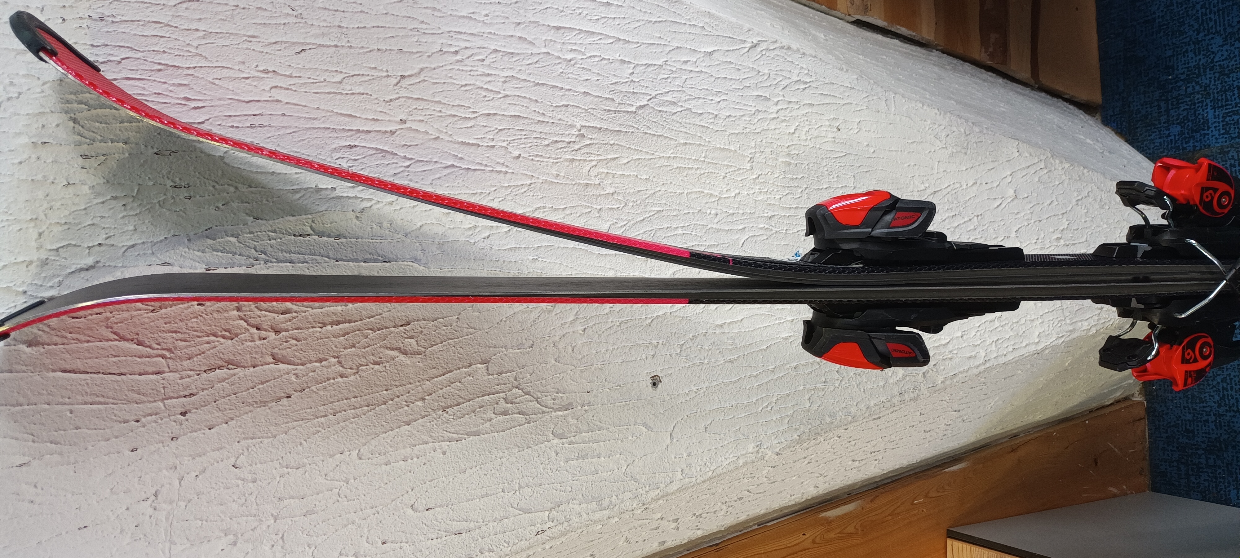 Pair of Atomic skis at GLISS CENTER